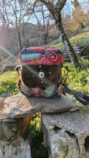 Petite pochette, Pitchoune Ensarriada "KAMADHENU”  La Vachette d’Abondance sous l’Aile de Tara – Version Framboise & Passion", jean, rayonne, soie, simili,  coton, motif au crochet