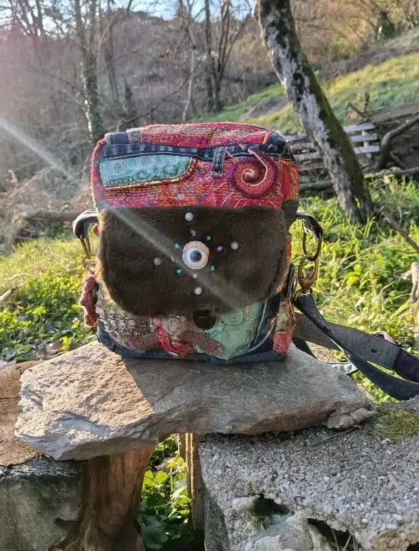 Petite pochette, Pitchoune Ensarriada « KAMADHENU” La Vachette d’Abondance sous l’Aile de Tara – Version Framboise & Passion », jean, rayonne, soie, simili, coton, motif au crochet