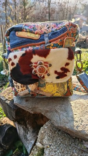 Petite pochette, Pitchoune “Ensarriada” — Gaïna, l’esprit serein des lumières de passage", jean, rayonne, soie, simili,  coton, motif au crochet