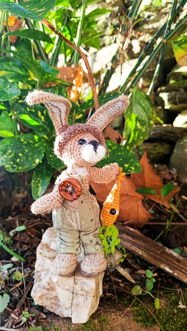 Le Porte-Clé (ou Talisman)-Mycelin Noiserotte Lièvre sylvestre crocheté main – gardien des racines oubliées - crocheté main, salopette coton & bois naturel – Image 13