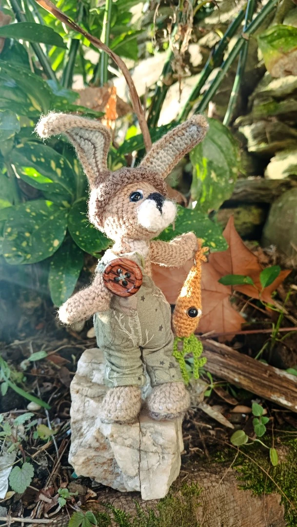 Le Porte-Clé (ou Talisman)-Mycelin Noiserotte Lièvre sylvestre crocheté main – gardien des racines oubliées - crocheté main, salopette coton & bois naturel – Image 14