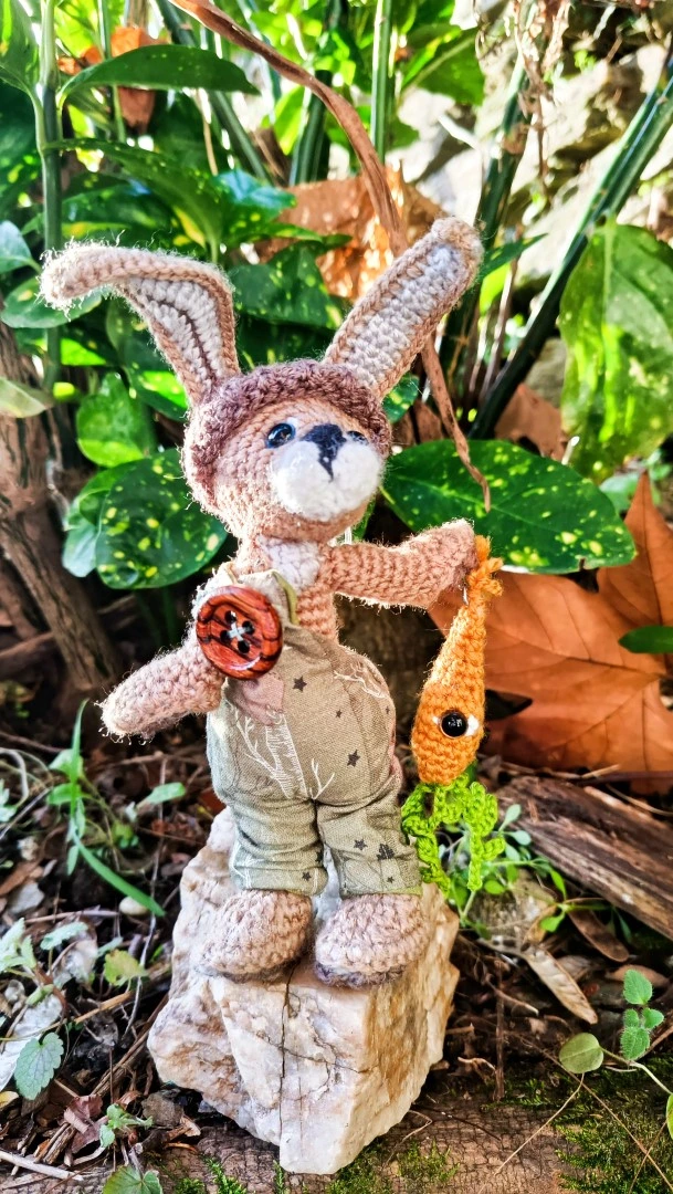 Le Porte-Clé (ou Talisman)-Mycelin Noiserotte Lièvre sylvestre crocheté main – gardien des racines oubliées - crocheté main, salopette coton & bois naturel – Image 15