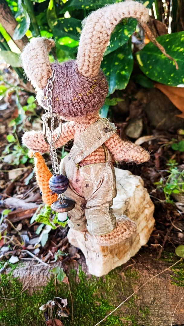 Le Porte-Clé (ou Talisman)-Mycelin Noiserotte Lièvre sylvestre crocheté main – gardien des racines oubliées - crocheté main, salopette coton & bois naturel – Image 12