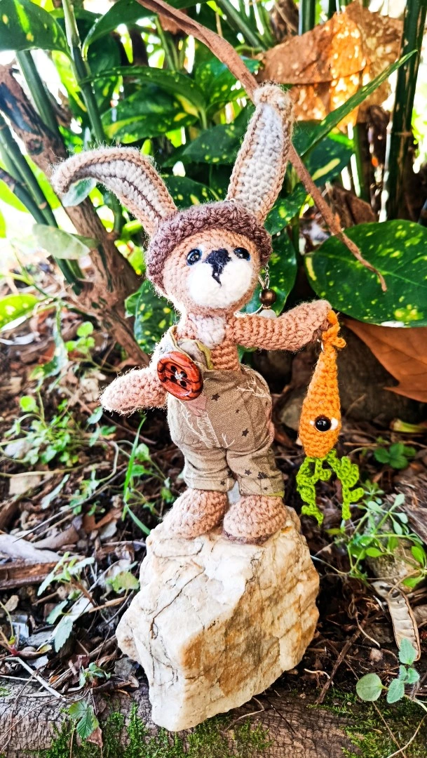Le Porte-Clé (ou Talisman)-Mycelin Noiserotte Lièvre sylvestre crocheté main – gardien des racines oubliées - crocheté main, salopette coton & bois naturel – Image 6