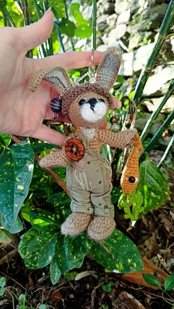 Le Porte-Clé (ou Talisman)-Mycelin Noiserotte Lièvre sylvestre crocheté main – gardien des racines oubliées - crocheté main, salopette coton & bois naturel – Image 4