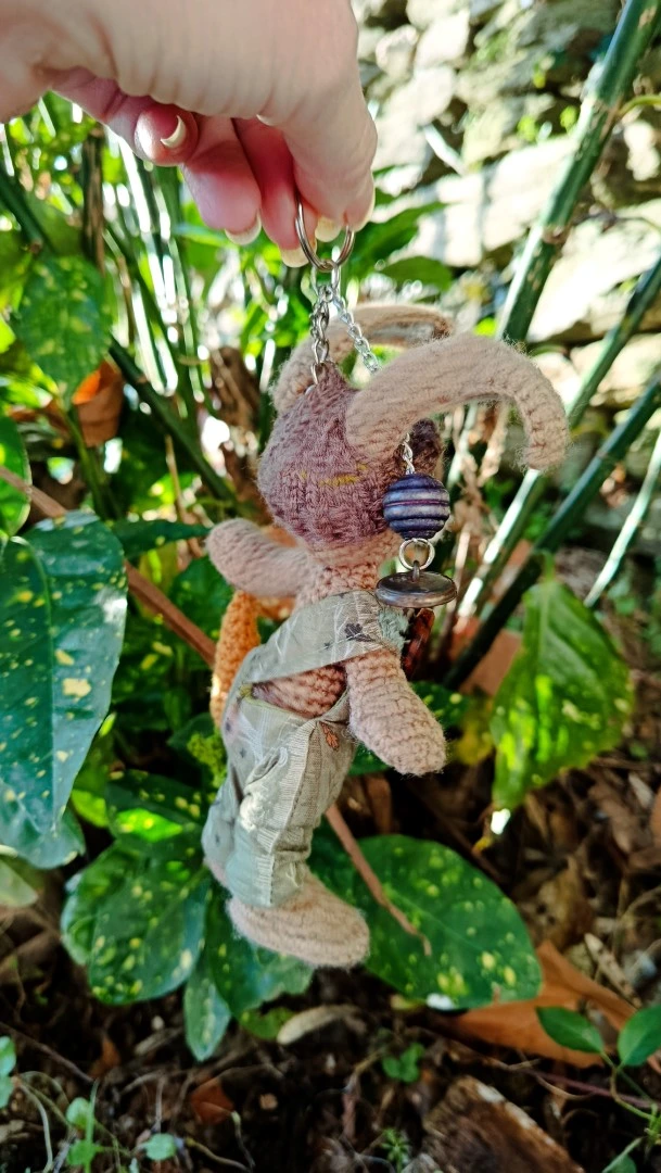 Le Porte-Clé (ou Talisman)-Mycelin Noiserotte Lièvre sylvestre crocheté main – gardien des racines oubliées - crocheté main, salopette coton & bois naturel – Image 10