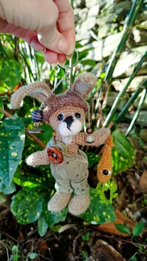 Le Porte-Clé (ou Talisman)-Mycelin Noiserotte  Lièvre sylvestre crocheté main – gardien des racines oubliées - crocheté main, salopette coton & bois naturel