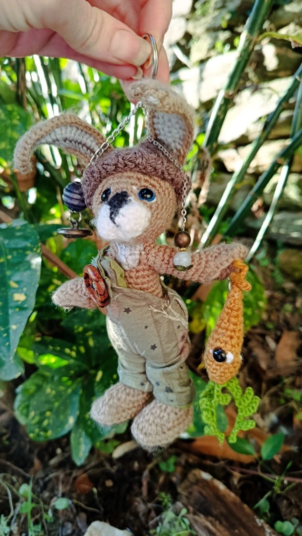 Le Porte-Clé (ou Talisman)-Mycelin Noiserotte Lièvre sylvestre crocheté main – gardien des racines oubliées - crocheté main, salopette coton & bois naturel – Image 9