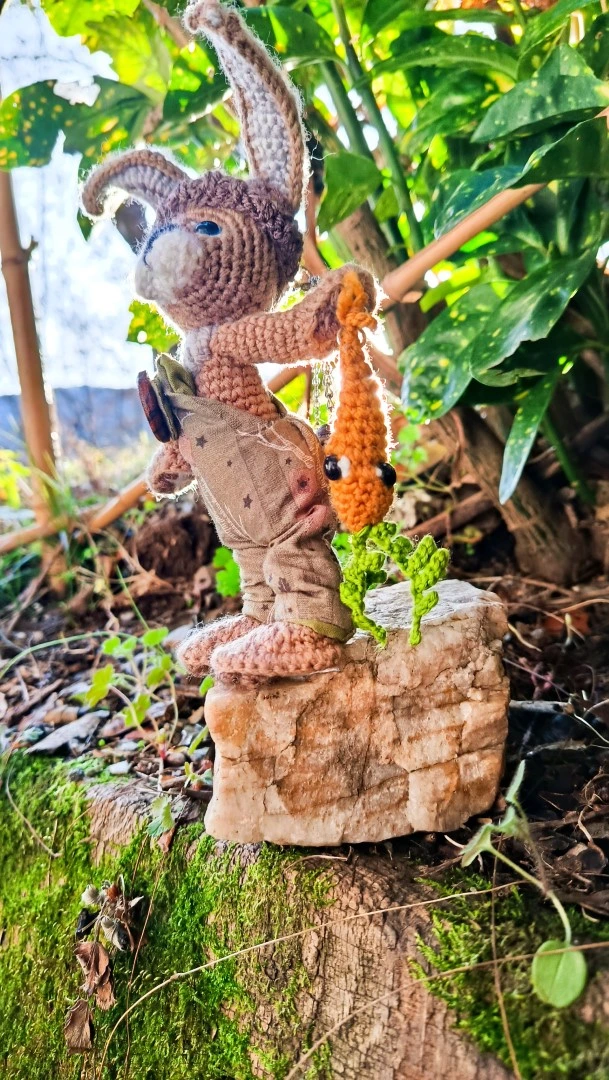 Le Porte-Clé (ou Talisman)-Mycelin Noiserotte Lièvre sylvestre crocheté main – gardien des racines oubliées - crocheté main, salopette coton & bois naturel – Image 5