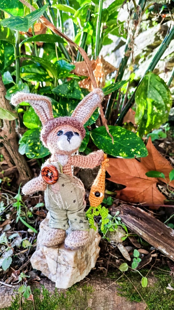 Le Porte-Clé (ou Talisman)-Mycelin Noiserotte Lièvre sylvestre crocheté main – gardien des racines oubliées - crocheté main, salopette coton & bois naturel – Image 2