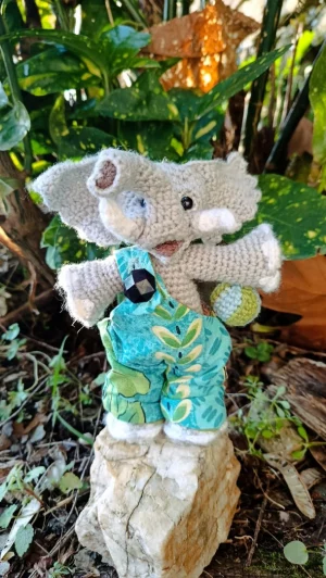 Le Porte-Clés (ou Talismans) qui Éclairent sans Éblouir 🗝️🐘  Lumo — l’éléphant sage et lumineux -  crochetée à la main, acrylique, poly-cotons , boutons apprêt (Copie)