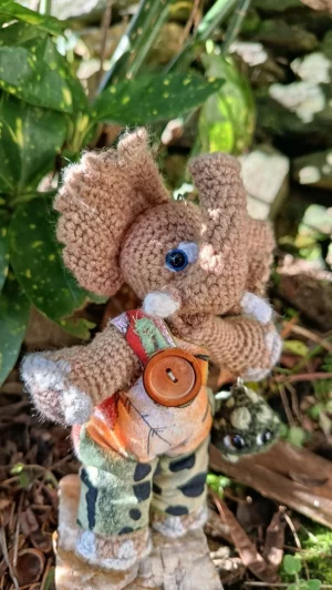 Le Porte-Clés (ou Talismans) des Clairières Intérieures Mylo— l’éléphant du lien invisible -  crochetée à la main, acrylique, poly-cotons , boutons apprêt