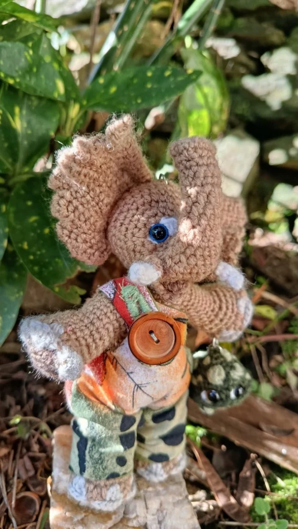 Le Porte-Clés (ou Talismans) des Clairières Intérieures Mylo— l’éléphant du lien invisible - crochetée à la main, acrylique, poly-cotons , boutons apprêt