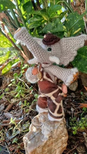 Le Porte-Clés (ou Talismans) des Souvenirs Sauvages Nesto — l’éléphant des rencontres qui restent -  crochetée à la main, acrylique, poly-cotons , boutons apprêt