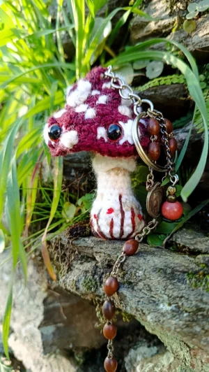 Porte-clés , champignon , Champi'fou bordeaux aux spores blanc beige psychédélique, crocheté main acrylique, ouate hypoallergénique