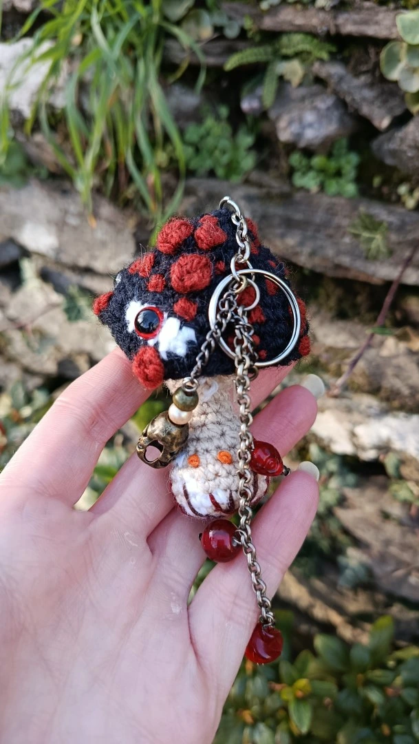 Porte-clés , champignon , Champi'fou noir aux spores roux psychédélique, crocheté main acrylique, ouate hypoallergénique – Image 10