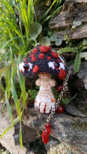 Porte-clés , champignon , Champi'fou noir aux spores roux psychédélique, crocheté main acrylique, ouate hypoallergénique