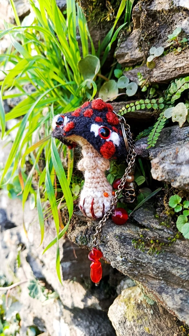 Porte-clés , champignon , Champi'fou noir aux spores roux psychédélique, crocheté main acrylique, ouate hypoallergénique – Image 4