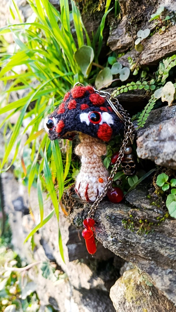 Porte-clés , champignon , Champi'fou noir aux spores roux psychédélique, crocheté main acrylique, ouate hypoallergénique – Image 3