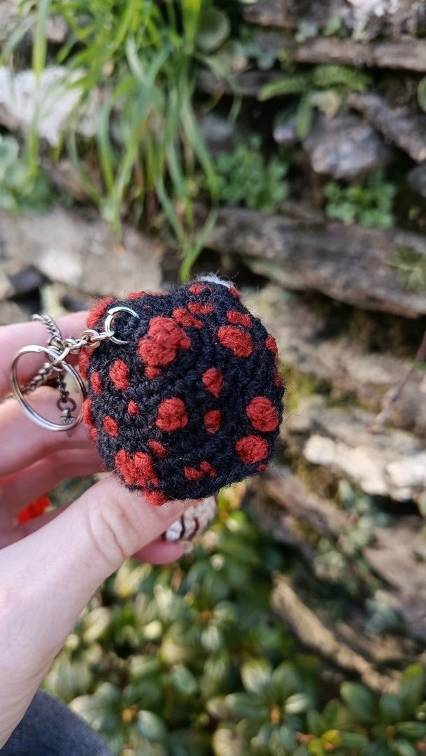 Porte-clés , champignon , Champi'fou noir aux spores roux psychédélique, crocheté main acrylique, ouate hypoallergénique – Image 5