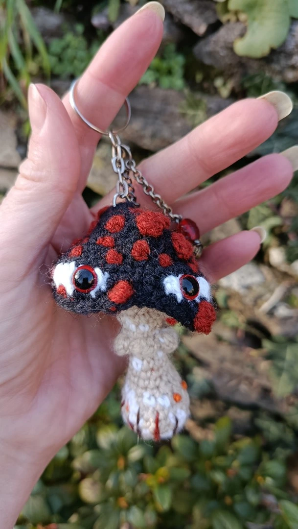 Porte-clés , champignon , Champi'fou noir aux spores roux psychédélique, crocheté main acrylique, ouate hypoallergénique – Image 6