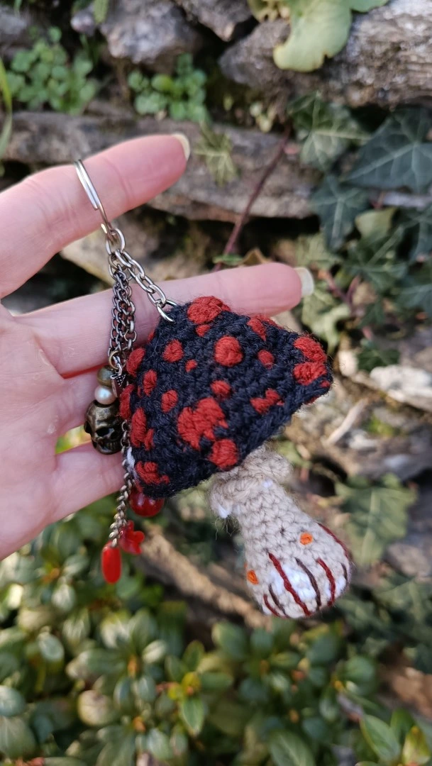 Porte-clés , champignon , Champi'fou noir aux spores roux psychédélique, crocheté main acrylique, ouate hypoallergénique – Image 7