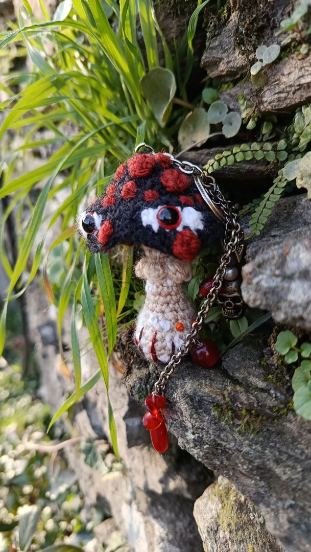 Porte-clés , champignon , Champi'fou noir aux spores roux psychédélique, crocheté main acrylique, ouate hypoallergénique – Image 8