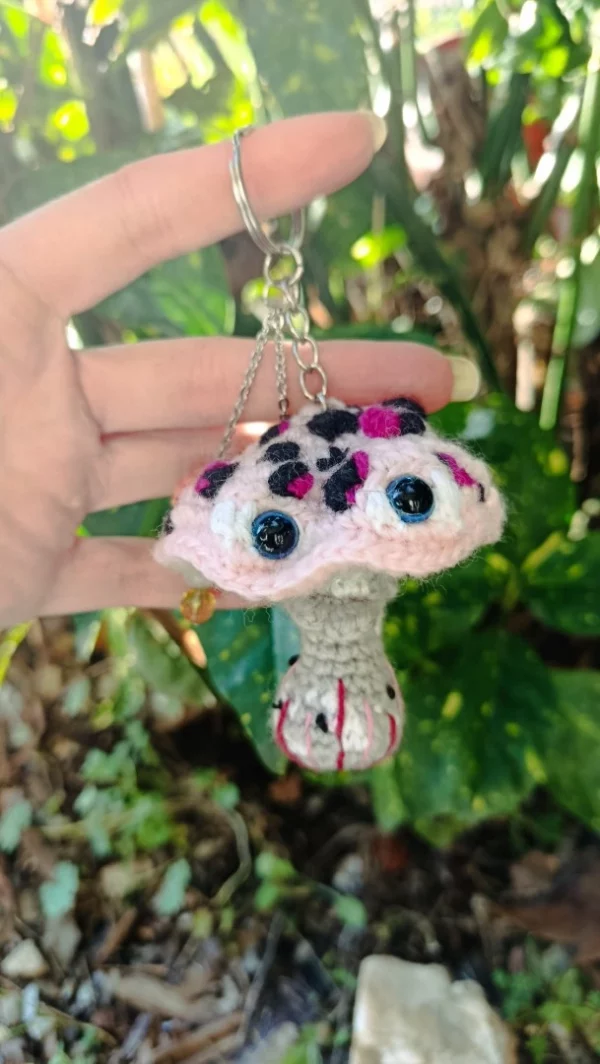 Porte-clés , champignon , Champi'fou rose poudré aux spore noir et fushia psychédélique, crocheté main acrylique, ouate hypoallergénique