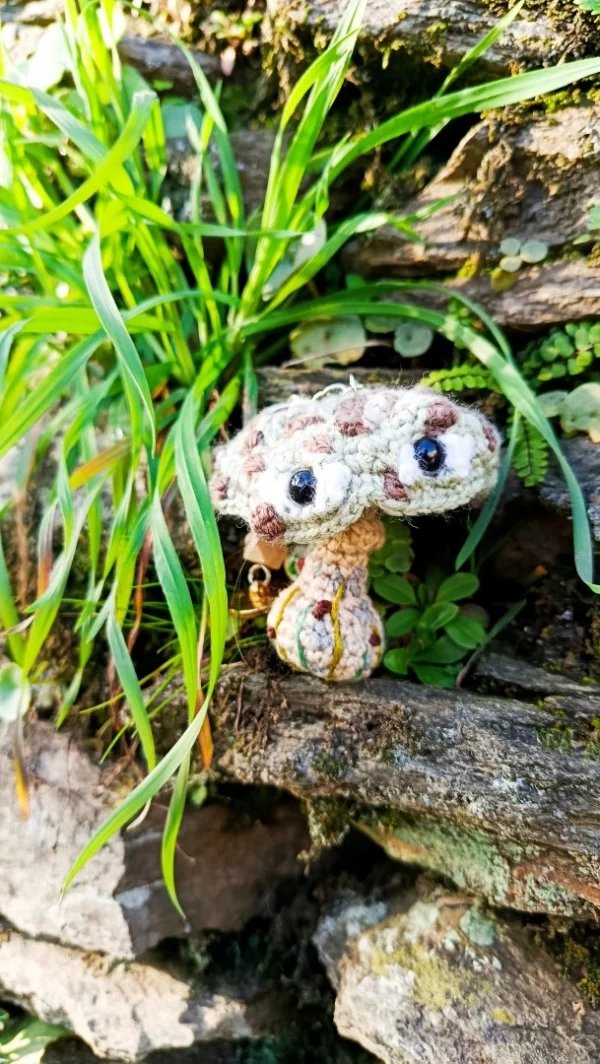 Porte-clés , champignon , Champi'fou vert d'eau aux spores taupe psychédélique, crocheté main acrylique, ouate hypoallergénique