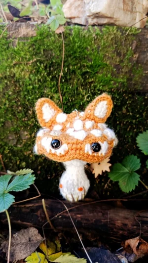 Porte-clés , champignon , Champi'fou – Amanite psychatdélique , crocheté main acrylique, ouate hypoallergénique