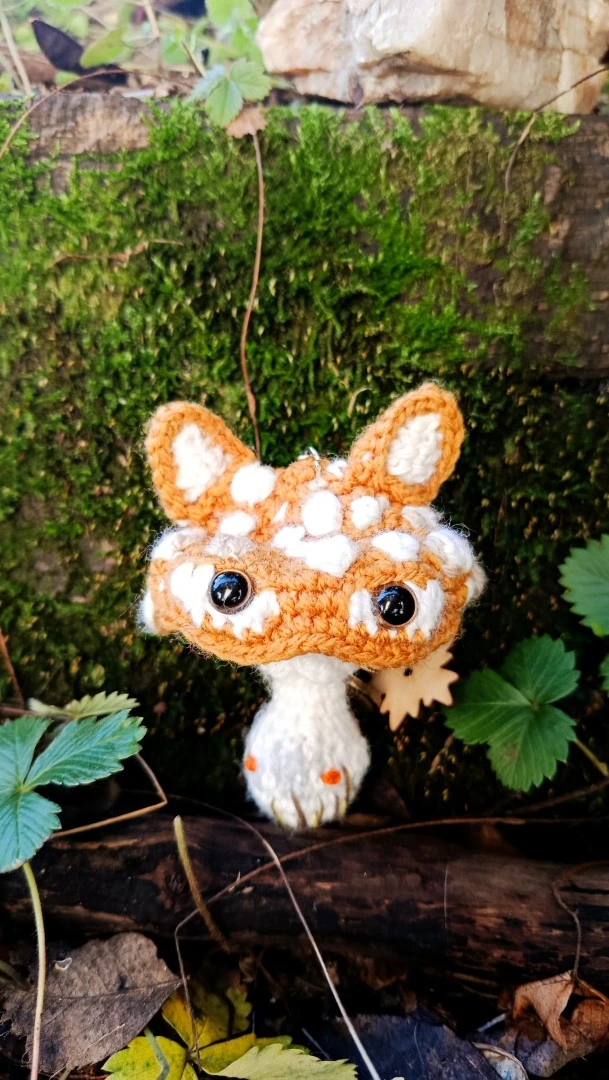 Porte-clés , champignon , Champi'fou – Amanite psychatdélique , crocheté main acrylique, ouate hypoallergénique