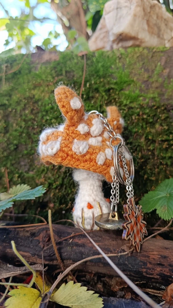 Porte-clés , champignon , Champi'fou – Amanite psychatdélique , crocheté main acrylique, ouate hypoallergénique – Image 2