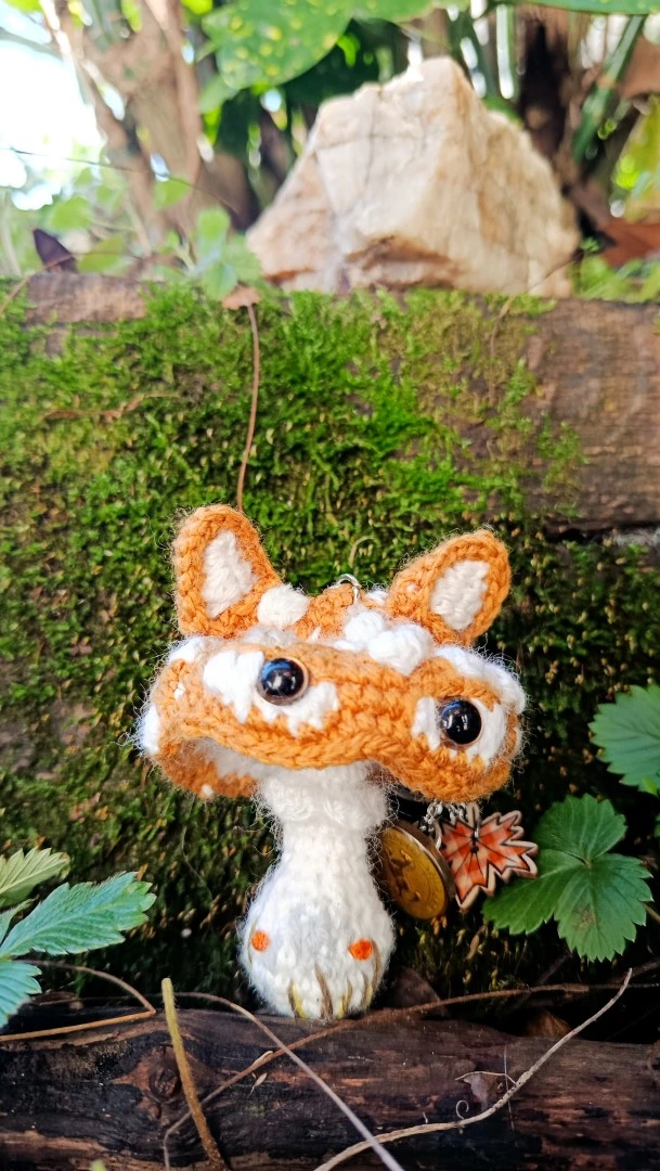 Porte-clés , champignon , Champi'fou – Amanite psychatdélique , crocheté main acrylique, ouate hypoallergénique – Image 9