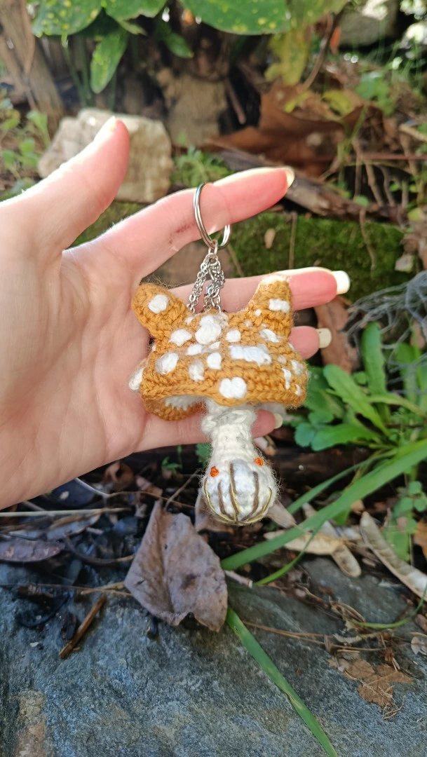 Porte-clés , champignon , Champi'fou – Amanite psychatdélique , crocheté main acrylique, ouate hypoallergénique – Image 3