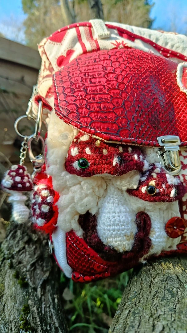 Petite pochette, Pitchoune “Ensarriada” — AmanitaFola, l’esprit des sous-bois champifous, jean, rayonne,tissus simili, coton, motif au crochet