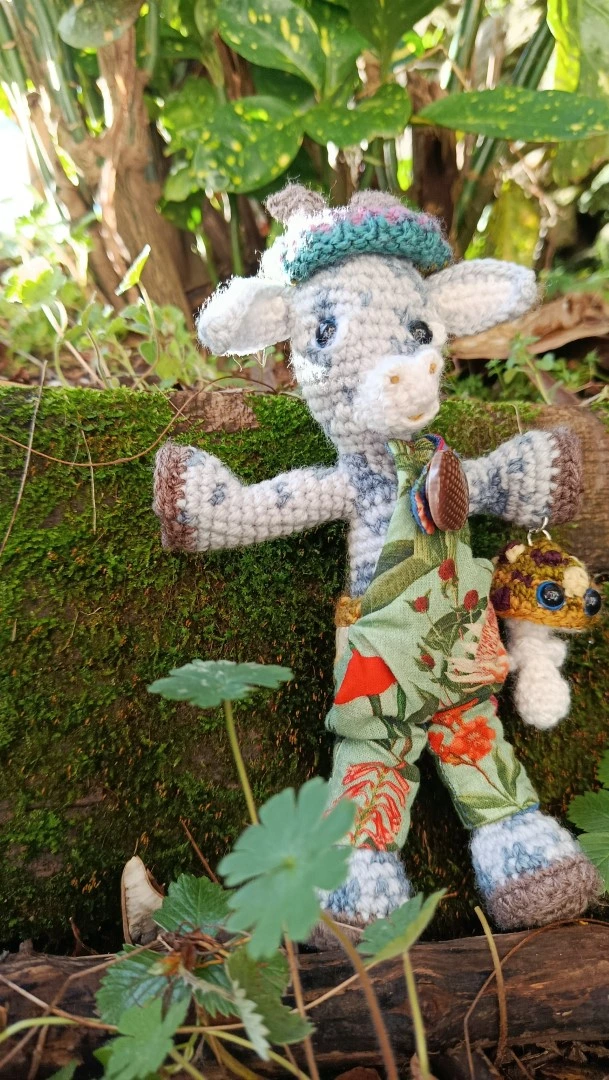 Porte-clés "Qui rend chèvre", Biquette 🦙 Xochi — l’Exploratrice Botanique– crochetée à la main, acrylique, poly-cotons , boutons apprêt – Image 5