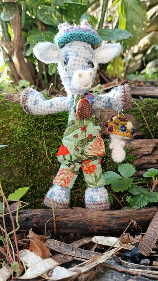 Porte-clés "Qui rend chèvre", Biquette 🦙 Xochi — l’Exploratrice Botanique– crochetée à la main, acrylique, poly-cotons , boutons apprêt – Image 2