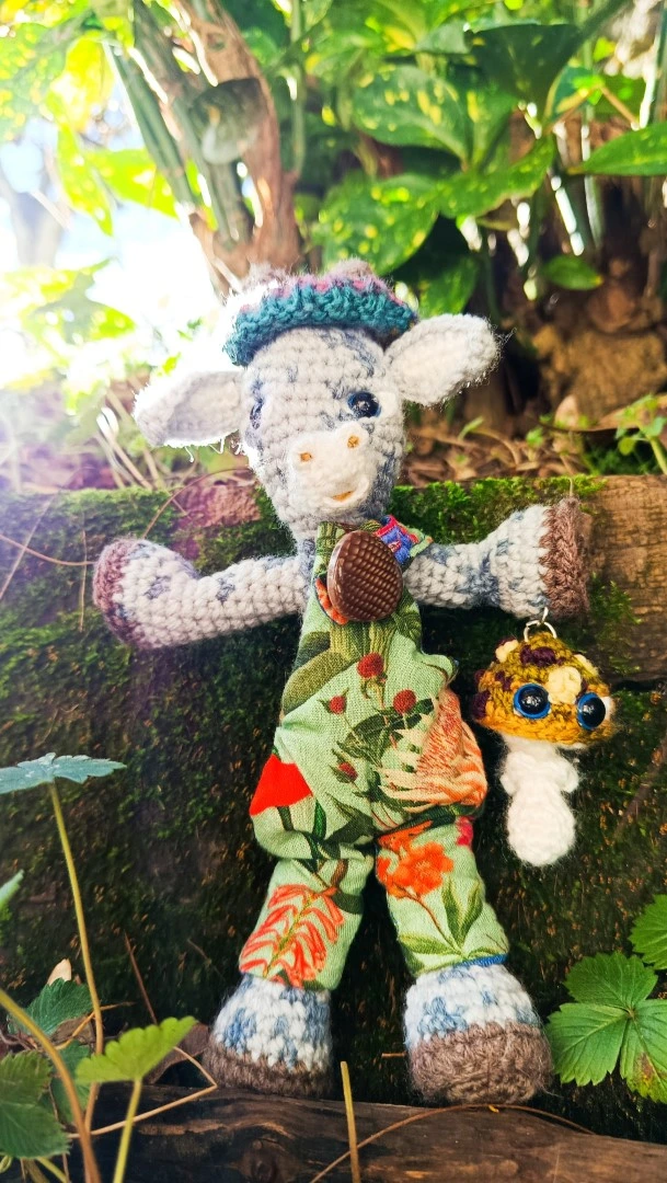 Porte-clés "Qui rend chèvre", Biquette 🦙 Xochi — l’Exploratrice Botanique– crochetée à la main, acrylique, poly-cotons , boutons apprêt – Image 3