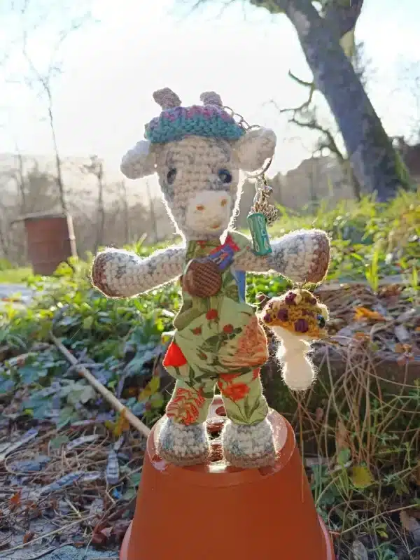 Porte-clés "Qui rend chèvre", Biquette 🦙 Xochi — l’Exploratrice Botanique– crochetée à la main, acrylique, poly-cotons , boutons apprêt