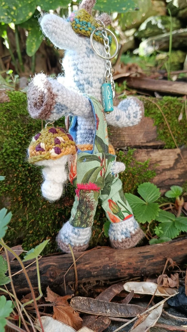 Porte-clés "Qui rend chèvre", Biquette 🦙 Xochi — l’Exploratrice Botanique– crochetée à la main, acrylique, poly-cotons , boutons apprêt – Image 17