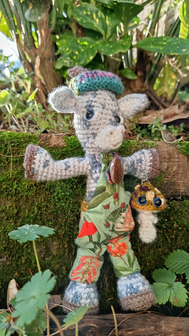 Porte-clés "Qui rend chèvre", Biquette 🦙 Xochi — l’Exploratrice Botanique– crochetée à la main, acrylique, poly-cotons , boutons apprêt – Image 18