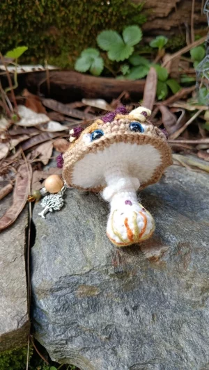 Porte-clés , champignon , Champi'fou beige aux spores violet psychédélique, crocheté main acrylique, ouate hypoallergénique