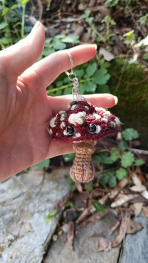 Porte-clés , champignon , Champi'fou bordeaux  aux spores beige et vert mousse psychédélique, crocheté main acrylique, ouate hypoallergénique