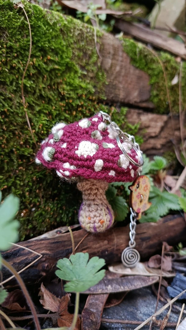 Porte-clés , champignon , Champi'fou bordeaux aux spores beige et vert mousse psychédélique, crocheté main acrylique, ouate hypoallergénique – Image 5