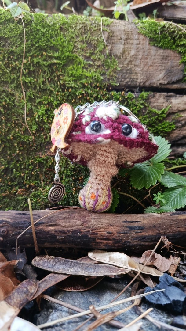Porte-clés , champignon , Champi'fou bordeaux aux spores beige et vert mousse psychédélique, crocheté main acrylique, ouate hypoallergénique – Image 4