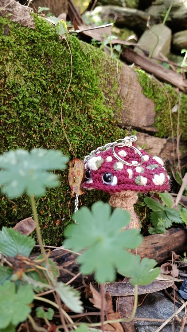 Porte-clés , champignon , Champi'fou bordeaux aux spores beige et vert mousse psychédélique, crocheté main acrylique, ouate hypoallergénique – Image 6