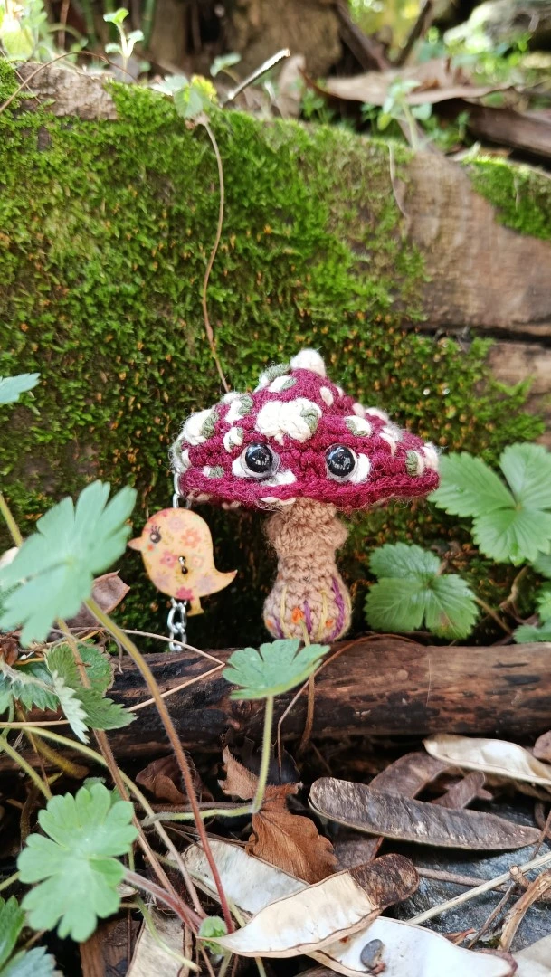 Porte-clés , champignon , Champi'fou bordeaux aux spores beige et vert mousse psychédélique, crocheté main acrylique, ouate hypoallergénique – Image 7