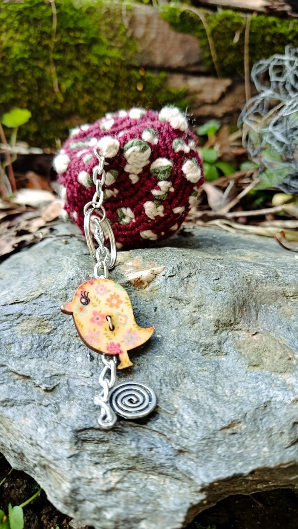 Porte-clés , champignon , Champi'fou bordeaux aux spores beige et vert mousse psychédélique, crocheté main acrylique, ouate hypoallergénique – Image 8
