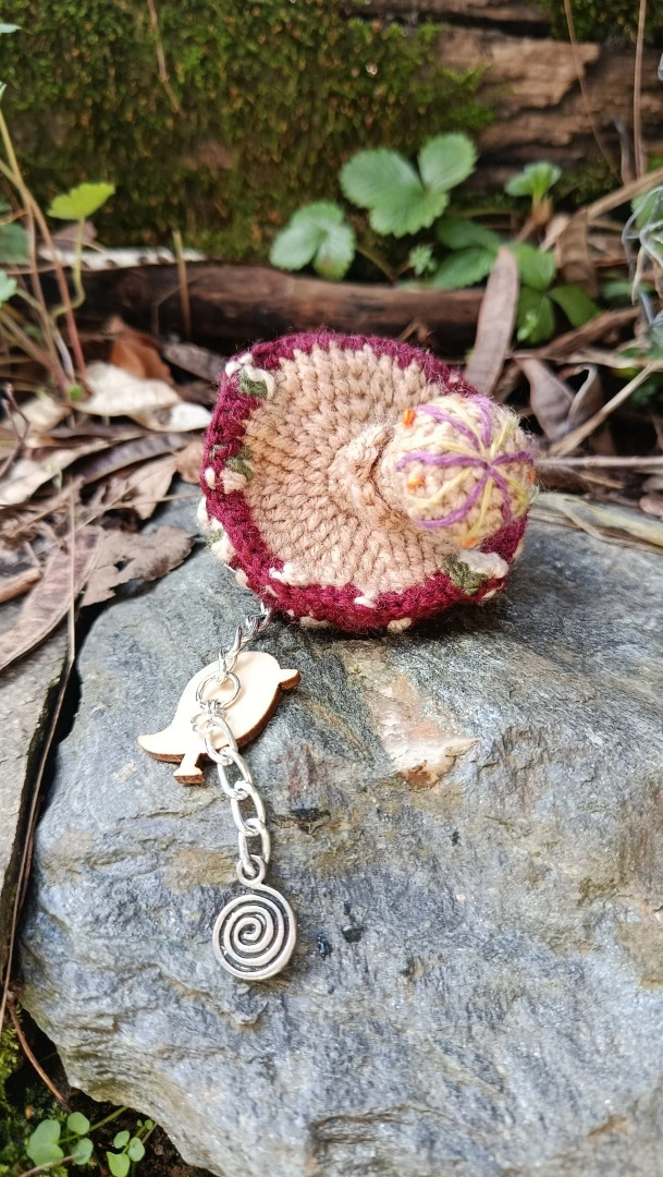 Porte-clés , champignon , Champi'fou bordeaux aux spores beige et vert mousse psychédélique, crocheté main acrylique, ouate hypoallergénique – Image 9