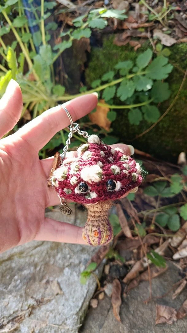 Porte-clés , champignon , Champi'fou bordeaux aux spores beige et vert mousse psychédélique, crocheté main acrylique, ouate hypoallergénique – Image 3